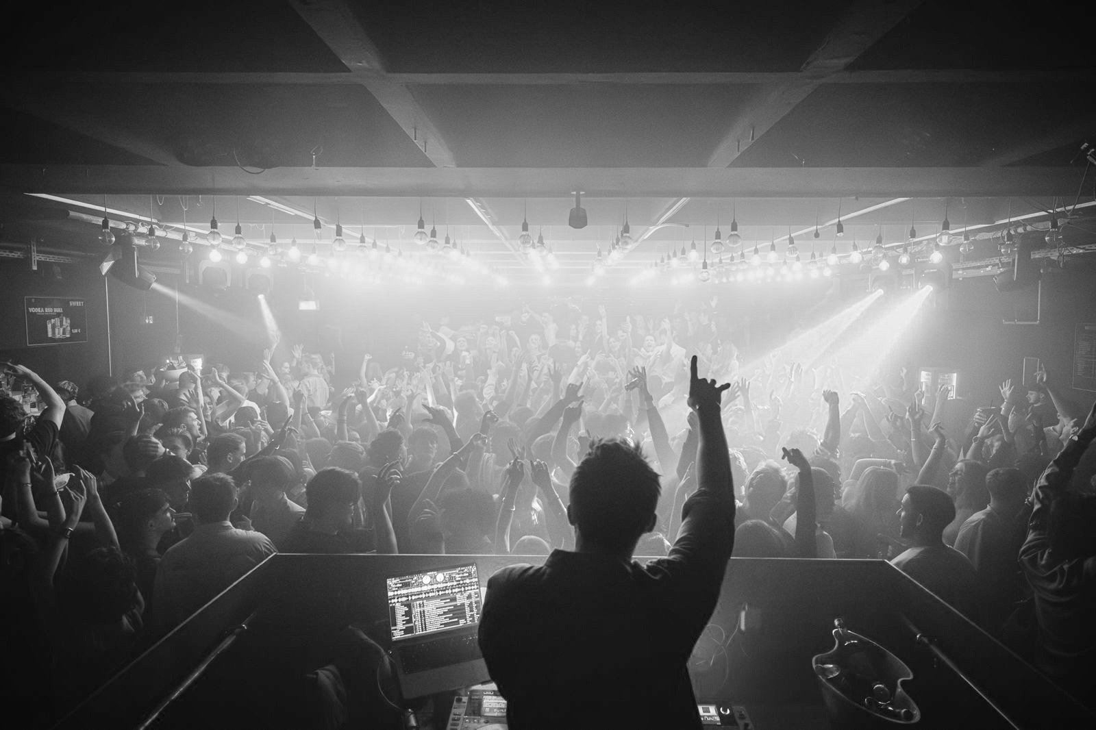 DJ Rey aus München live im Club vor voller Crowd